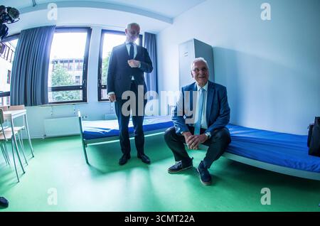 Monaco, Baviera, Germania. 17 settembre 2025. Insieme al dottor Konrad Schober, il ministro degli interni bavarese Joachim Herrmann ha visitato il nuovo ANKERzentrum vicino a Heimeranplatz a Monaco di Baviera che svolgerà compiti, come la registrazione e l'assunzione, esami medici e la distribuzione in tutto il paese. (Credit Image: © Sachelle Babbar/ZUMA Press Wire) SOLO PER USO EDITORIALE! Non per USO commerciale! Foto Stock