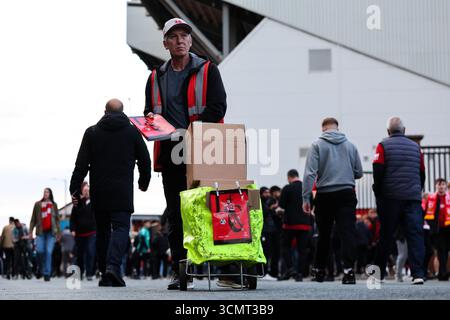 Liverpool, Regno Unito. 17 settembre 2025. Programma del giorno della partita in vendita in vista della partita Liverpool vs Atletico Madrid UEFA Champions League ad Anfield, Liverpool. Il credito per immagini dovrebbe essere: James Baylis/Sportimage Credit: Sportimage Ltd/Alamy Live News Foto Stock