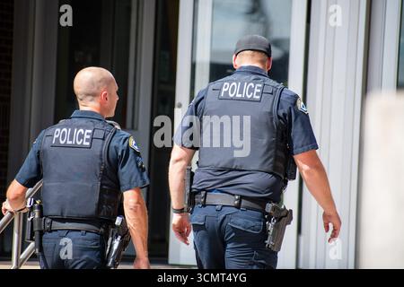 Provo, Utah, Stati Uniti. 15 settembre 2025. Gli agenti del dipartimento di polizia di Provo camminano verso lo Utah Valley Convention Center a Provo, Utah, il 15 settembre 2025, durante il DHS Career Expo. (Immagine di credito: © Charles-McClintock Wilson/ZUMA Press Wire) SOLO PER USO EDITORIALE! Non per USO commerciale! Foto Stock