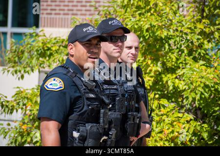 Provo, Utah, Stati Uniti. 15 settembre 2025. Gli agenti del dipartimento di polizia di Provo si trovano vicino allo Utah Valley Convention Center a Provo, Utah, il 15 settembre 2025, durante il DHS Career Expo. (Immagine di credito: © Charles-McClintock Wilson/ZUMA Press Wire) SOLO PER USO EDITORIALE! Non per USO commerciale! Foto Stock