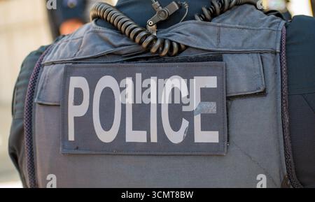 Provo, Utah, Stati Uniti. 15 settembre 2025. Un ufficiale del dipartimento di polizia di Provo è visto vicino allo Utah Valley Convention Center a Provo, Utah, il 15 settembre 2025, durante il DHS Career Expo. (Immagine di credito: © Charles-McClintock Wilson/ZUMA Press Wire) SOLO PER USO EDITORIALE! Non per USO commerciale! Foto Stock