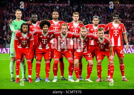 Monaco, Germania. 17 settembre 2025. Calcio, Champions League, Bayern Monaco - Chelsea FC, turno preliminare, partita 1, Allianz Arena. La squadra dell'FC Bayern Monaco si è unita per la foto della squadra prima della partita. Credito: Tom Weller/dpa/Alamy Live News Foto Stock