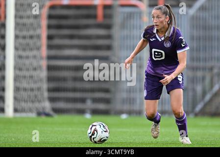 Deinze, Belgio. 17 settembre 2025. Fran Meersman (5) di Anderlecht nella foto durante una partita di calcio femminile tra RSC Anderlecht Women e Aris Limassol FC nel primo turno di qualificazione della stagione 2025-2026 della UEFA Womens Europa Cup, mercoledì 17 settembre 2025 a Deinze, Belgio. Crediti: Sportpix/Alamy Live News Foto Stock