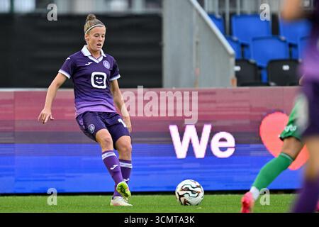 Deinze, Belgio. 17 settembre 2025. Laura Deloose (14) di Anderlecht, nella foto di una partita di calcio femminile tra RSC Anderlecht Women e Aris Limassol FC nel primo turno di qualificazione della stagione 2025-2026 della UEFA Womens Europa Cup, mercoledì 17 settembre 2025 a Deinze, Belgio. Crediti: Sportpix/Alamy Live News Foto Stock