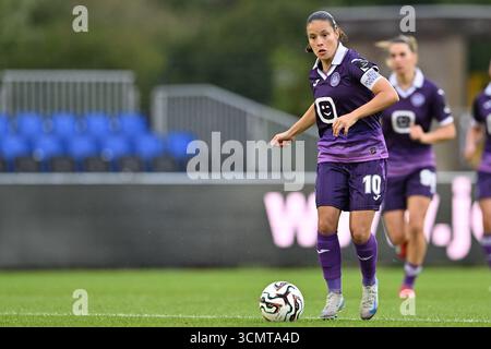 Deinze, Belgio. 17 settembre 2025. Stefania Vatafu (10) di Anderlecht nella foto durante una partita di calcio femminile tra RSC Anderlecht Women e Aris Limassol FC nel primo turno di qualificazione della stagione 2025-2026 della UEFA Womens Europa Cup, mercoledì 17 settembre 2025 a Deinze, Belgio. Crediti: Sportpix/Alamy Live News Foto Stock