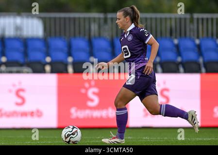 Deinze, Belgio. 17 settembre 2025. Karlijn Helsen (17) di Anderlecht nella foto di una partita di calcio femminile tra RSC Anderlecht Women e Aris Limassol FC nel primo turno di qualificazione della stagione 2025-2026 della UEFA Womens Europa Cup, mercoledì 17 settembre 2025 a Deinze, Belgio. Crediti: Sportpix/Alamy Live News Foto Stock