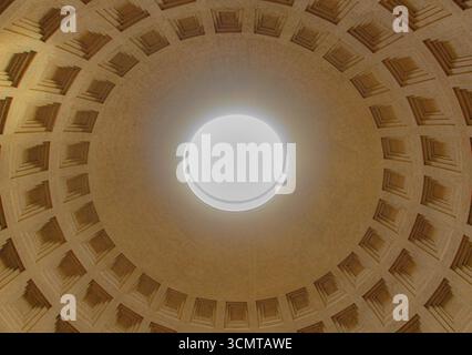 Spettacolare vista verso l'alto dell'interno della cupola del Pantheon che mostra il soffitto a cassettoni con oculus centrale che si apre sul cielo nell'antica architettura romana Foto Stock