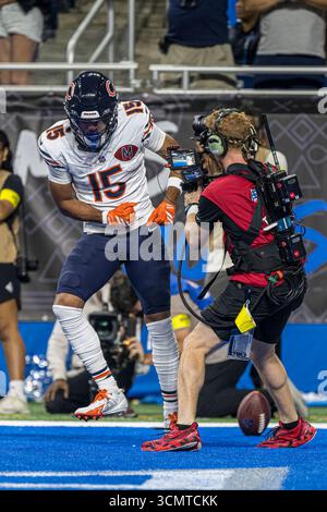 DETROIT, mi - 14 SETTEMBRE: Il WR Rome Odunze dei Chicago Bears (15) celebra per il cameraman sul campo durante la partita tra Chicago Bears e Detroit Lions il 14 settembre 2025 al Ford Field di Detroit, mi (foto di Allan Dranberg/CSM) Foto Stock