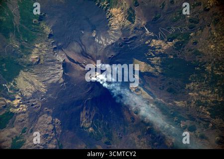 ISS - 10 agosto 2025 - il vulcano più alto e attivo d'Europa - l'Etna - situato sull'isola italiana di Sicilia nel Mar Mediterraneo, è raffigurato dalla stazione spaziale Internazionale mentre orbita a 261 miglia sopra il Mar Tirreno - foto: Geopix/NASA/ROSCOSMOS Foto Stock