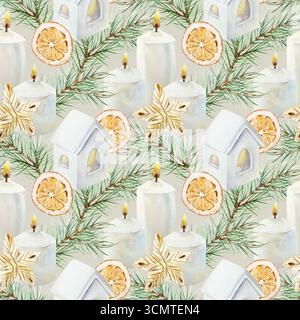 Motivo natalizio senza cuciture con rami di abete, candele, candelabri e fette di arancia essiccate. Illustrazione ad acquerello disegnata a mano. Capodanno pastello Foto Stock