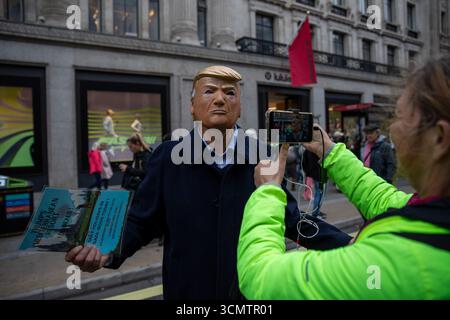 Londra, Regno Unito. 17 settembre 2025. Un attivista vestito da presidente degli Stati Uniti Donald Trump, fa un'intervista durante una manifestazione. Diversi gruppi e organizzazioni di beneficenza hanno organizzato una manifestazione nel centro di Londra per protestare contro la seconda visita di stato del presidente degli Stati Uniti Donald Trump nel Regno Unito. La manifestazione, coordinata dalla “Stop Trump Coalition”, mirava a esprimere opposizione all’invito del governo britannico e a mettere in evidenza le preoccupazioni, gli organizzatori hanno fatto alcune politiche del presidente degli Stati Uniti, che hanno descritto come “neoliberale” e “fascista”. Credito: SOPA Images Limited/Alamy Live News Foto Stock