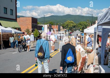 I venditori di arte e artigianato sono sulla Main Street durante il 5° Festival annuale delle Arti Plein Air a Brevard, North Carolina, una comunità di montagna popolare tra i turisti. Foto Stock