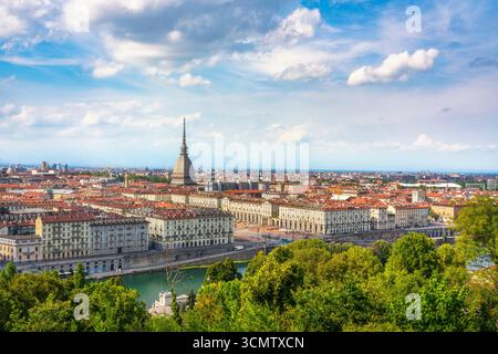 Vista aerea panoramica della città di Torino dal Monte dei Cappuccini, con l'iconica torre Mole Antonelliana, il po e l'architettura storica del Piemonte Foto Stock