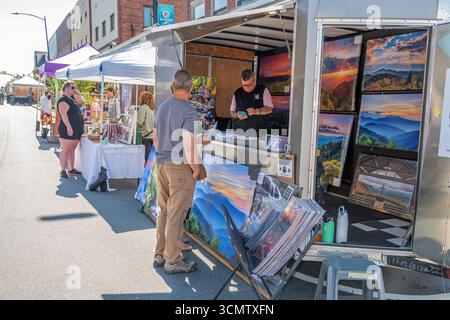 I venditori di arte e artigianato sono sulla Main Street durante il 5° Festival annuale delle Arti Plein Air a Brevard, una comunità di montagna popolare tra i turisti. Foto Stock