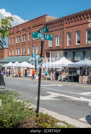 I venditori di arte e artigianato sono sulla Main Street durante il 5° Festival annuale delle Arti Plein Air a Brevard, una comunità di montagna popolare tra i turisti. Foto Stock