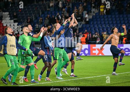 Parigi, Francia. 17 settembre 2025. I giocatori del Paris Saint-Germain festeggiano al termine della partita di calcio della UEFA Champions League tra il Paris Saint-Germain e l'Atalanta BC al Parc des Princes Stadium di Parigi il 17 settembre 2025. Foto di Firas Abdullah/ABACAPRESS.COM credito: Abaca Press/Alamy Live News Foto Stock