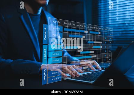 Concetto di gestione e pianificazione dei progetti. Persona che utilizza un laptop con un grafico di Gantt che mostra le attività del progetto, le tempistiche, il monitoraggio dei progressi, la pianificazione simbo Foto Stock