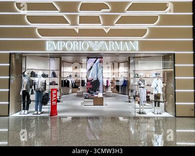 Kuala Lumpur, Malesia - 26 marzo 2025: Negozio di moda di lusso che espone abbigliamento e accessori eleganti presso l'aeroporto internazionale di Kuala Foto Stock