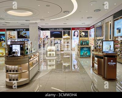 Kuala Lumpur, Malesia - 26 marzo 2025: Un vivace negozio al dettaglio nel terminal delle partenze dell'aeroporto di Kuala Lumpur offre una vasta gamma di perfu di lusso Foto Stock