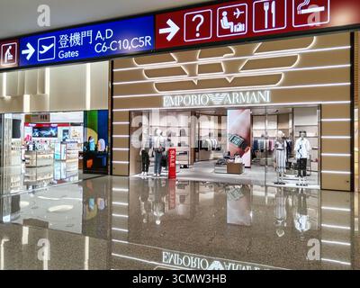 Kuala Lumpur, Malesia - 26 marzo 2025: Negozio di moda di lusso che espone abbigliamento e accessori eleganti presso l'aeroporto internazionale di Kuala Foto Stock