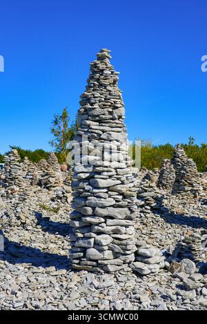 Cairn di pietre impilate sulla spiaggia di Ohessaare, sulla costa occidentale della penisola di Sõrve, sull'isola estone di Saaremaa, nel Mar Baltico Foto Stock
