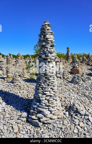 Cairn di pietre impilate sulla spiaggia di Ohessaare, sulla costa occidentale della penisola di Sõrve, sull'isola estone di Saaremaa, nel Mar Baltico Foto Stock