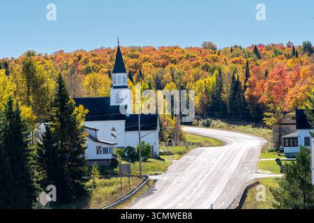White Church e Winding Road nel Michigan settentrionale con Peak Fall Colors Foto Stock