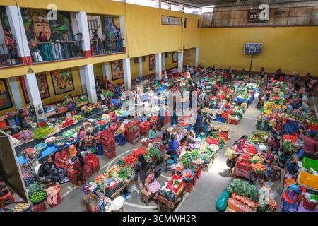 Chichicastenango, Guatemala - 3 luglio 2025: Gente che vende verdure al mercato di Santo Tomas a Chichicastenango, Guatemala. Foto Stock