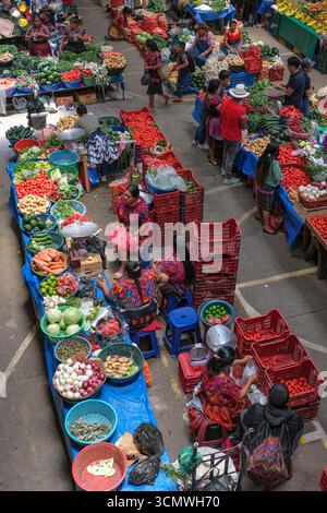 Chichicastenango, Guatemala - 3 luglio 2025: Gente che vende verdure al mercato di Santo Tomas a Chichicastenango, Guatemala. Foto Stock