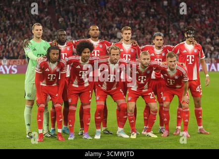 Monaco, Germania. 17 settembre 2025. I giocatori del Bayern Monaco posano per una foto di gruppo prima della partita del primo turno della UEFA Champions League tra Bayern Monaco e Chelsea FC a Monaco, Germania, il 17 settembre 2025. Crediti: Philippe Ruiz/Xinhua/Alamy Live News Foto Stock