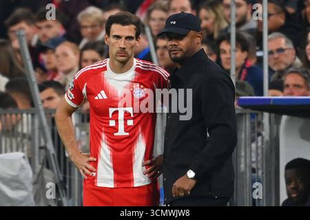 Monaco di Baviera, Germania. 17 settembre 2025. Coach Vincent KOMPANY (FC Bayern Monaco) con Leon GORETZKA (FC Bayern Monaco) prima di essere sostituito. Champions League, stagione 2025/26, giorno 1. FC Bayern Monaco - FC Chelsea 3-1 il 17 settembre 2025, ALLIANZARENA. Credito: dpa/Alamy Live News Foto Stock