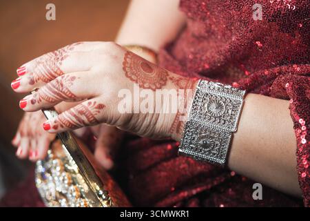 Splendido design mehndi a portata di mano durante le festività Foto Stock