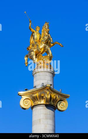 Primo piano della statua dorata di San Giorgio che uccide il drago di Zurab Tsereteli in cima al Monumento alla libertà in Piazza della libertà a Tbilisi, Georgia Foto Stock