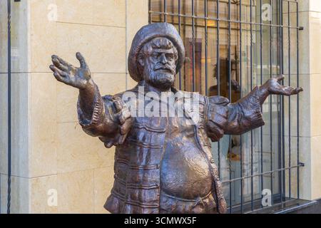 Statua del personaggio immaginario Sancho Panza dal romanzo Don Chisciotte dell'autore spagnolo Miguel de Cervantes Saavedra a Tbilisia, Georgia Foto Stock