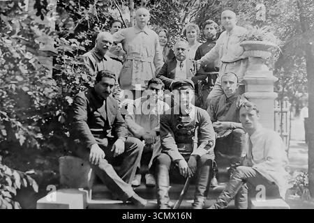 Una rara fotografia storica del periodo della guerra civile russa, scattata a Sloviansk nel 1919. L'immagine cattura un gruppo di ufficiali e soldati dell'Esercito bianco (dell'Esercito volontario del generale Denikin) in posa sui gradini di una villa a Slavkurort, che probabilmente serviva come loro quartier generale. La foto è un documento unico che mostra una parte del conflitto fratricida nel territorio del Donbas Foto Stock