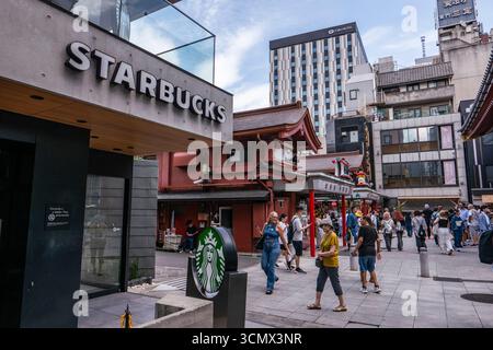 Uno Starbucks Cafe vicino al Tempio senso-ji situato nello storico quartiere Asakusa di Tokyo e nei dintorni del cartello Nakamise-dori a Tokyo, Giappone. Foto Stock
