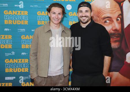 Max Suhr und Christopher Schmidt bei der Premiere des Kinofillms Ganzer halber Bruder im Holi Kino. Amburgo, 17.09.2025 *** Max Suhr e Christopher Schmidt alla prima del lungometraggio Ganzer halber Bruder presso Holi Kino Hamburg, 17 09 2025 foto:xgbrcix/xFuturexImagex bruder hh 5902 Foto Stock