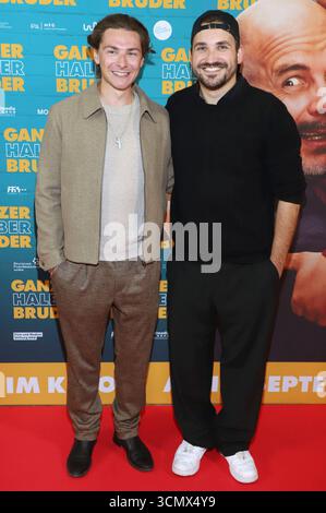 Max Suhr und Christopher Schmidt bei der Premiere des Kinofillms Ganzer halber Bruder im Holi Kino. Amburgo, 17.09.2025 *** Max Suhr e Christopher Schmidt alla prima del lungometraggio Ganzer halber Bruder presso Holi Kino Hamburg, 17 09 2025 foto:xgbrcix/xFuturexImagex bruder hh 5901 Foto Stock