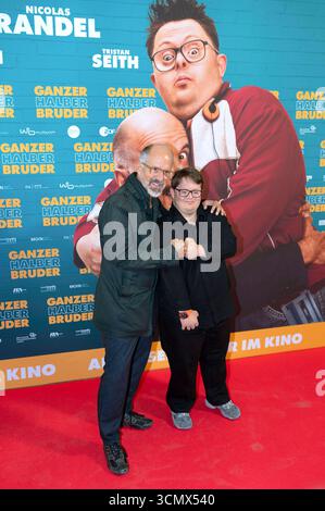 Christoph Maria Herbst und Nico Randel bei der Premiere des Kinofillms Ganzer halber Bruder im Holi Kino. Amburgo, 17.09.2025 *** Christoph Maria Herbst e Nico Randel alla prima del lungometraggio Ganzer halber Bruder a Holi Kino Hamburg, 17 09 2025 foto:XK.xRichter/xFuturexImagex bruder hh 5948 Foto Stock