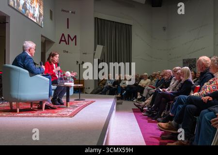 Lyse Doucet parla al suo pubblico del suo nuovo libro Foto Stock