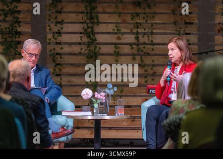 Lyse Doucet parla al suo pubblico del suo nuovo libro Foto Stock