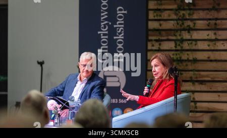 Lyse Doucet parla al suo pubblico del suo nuovo libro Foto Stock