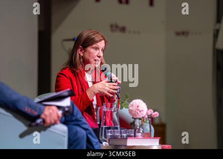 Lyse Doucet parla al suo pubblico del suo nuovo libro Foto Stock