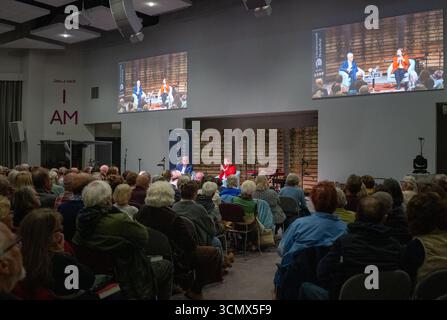 Lyse Doucet parla al suo pubblico del suo nuovo libro Foto Stock
