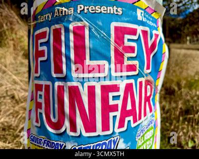 Un cartello per la fiera del divertimento a Filey, North Yorkshire, Inghilterra, Regno Unito Foto Stock