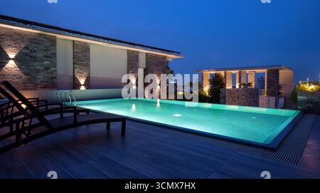 Lussuosa piscina sul tetto dal design moderno, offre viste mozzafiato e un rifugio esclusivo per il relax Foto Stock