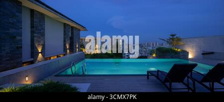 Splendida piscina sul tetto con vista mozzafiato sulla città, che offre un mix perfetto di lusso e relax per un soggiorno di lusso. Foto Stock