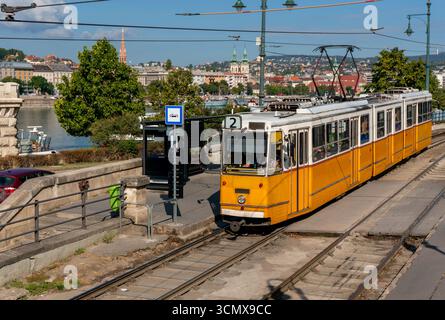 Il vecchio tram attraversa Budapest in Ungheria Foto Stock
