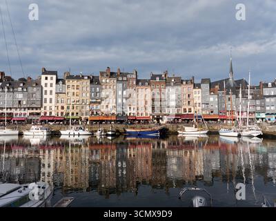 Le Vieux Bassin a Honfleur è un pittoresco vecchio porto in Normandia. Le case che la delimitano si riflettono perfettamente nell'acqua. Foto Stock