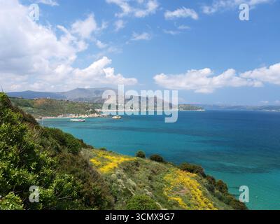 Una vista lungo la costa della baia di Souda verso la Canea dall'alto di Almeirida, nel nord di Creta Foto Stock